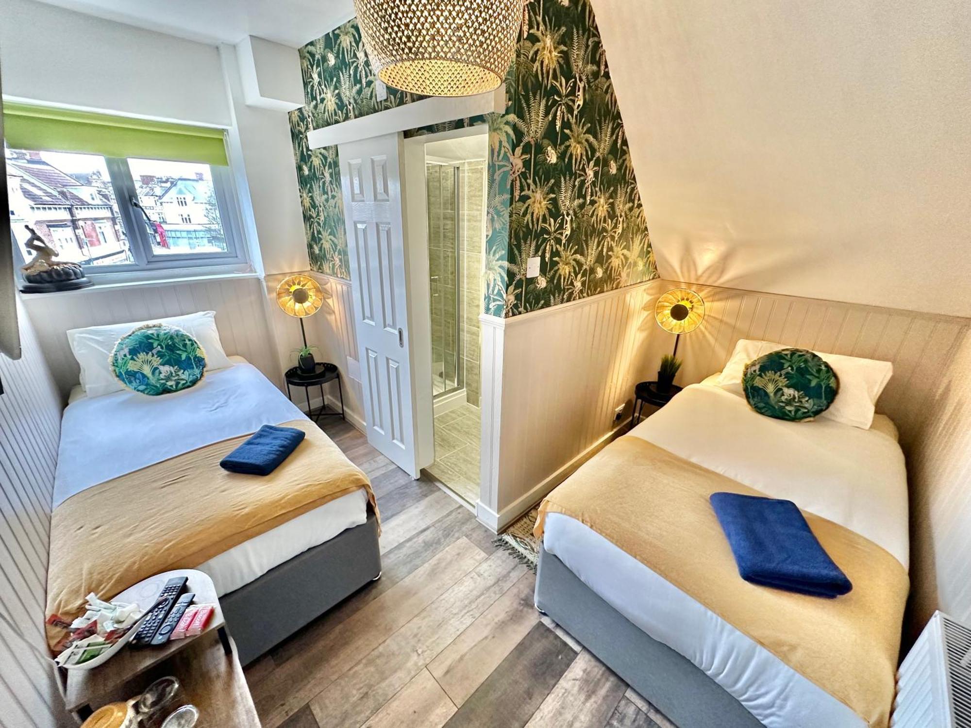 Lemur Lodge - Boutique Apartments - Short Stroll To The Beach Bournemouth Bagian luar foto